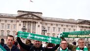Adeptos do Sporting celebram em frente ao Palácio de Buckingham, em Londres