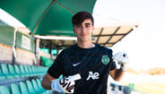 Afonso Redondo, guarda-redes de 16 anos, assina contrato profissional com o Sporting