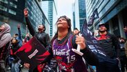 Fãs dos Toronto Raptors reunidos para apoiar a equipa nos playoffs da NBA