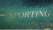 Claques de Benfica e Sporting fizeram a festa no dérbi com coro de tochas em Alvalade