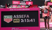 Tigst Assefa também voltou a celebrar em Londres, melhorando, mais uma vez, o recorde mundial da distância