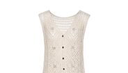 Colete de croché branco com botões e aplicações florais