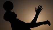 Silhueta de pessoa equilibrando bola na cabeça com uma mão erguida