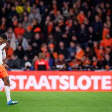 <![CDATA[ Vai acabar em Inglaterra: Dumfries motiva corrida a três ]]>