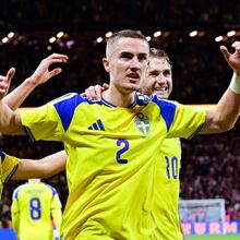 <![CDATA[ Lagerbielke entornou champanhe sobre o primeiro-ministro da Suécia: «Pediu desculpa, mas não precisava» ]]>