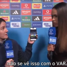<![CDATA[ Treinadora do Chelsea leva telemóvel à ‘flash’ para mostrar puxão de cabelo a jogadora ]]>