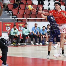 <![CDATA[ Benfica vence CD Póvoa por apenas um golo para garantir meias-finais da Taça de Portugal ]]>