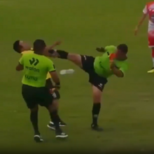 <![CDATA[ Surreal: árbitro peruano agride invasor de campo com um autêntico golpe de karaté ]]>