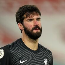 <![CDATA[ Arne Slot confirma lesão de Alisson e guarda-redes tem época em risco ]]>