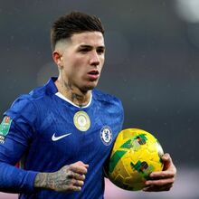 <![CDATA[ Agente de Enzo Fernández critica suspensão de dois jogos aplicada pelo Chelsea: «É completamente injusto» ]]>