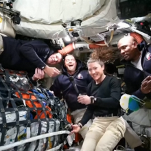 <![CDATA[ «Sou a canalizadora espacial»: astronauta Christina Koch resolve avaria na sanita a bordo da Artemis II ]]>