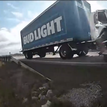 <![CDATA[ Homem rouba camião de cerveja e embate contra carro patrulha após perseguição policial nos EUA  ]]>