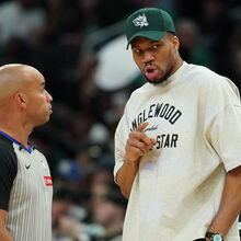 <![CDATA[ Giannis Antetokounmpo em guerra aberta com os Milwaukee Bucks: «Nunca vi algo assim» ]]>