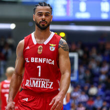 <![CDATA[ Benfica vence no Barreiro e segue na liderança ]]>