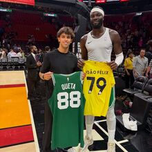 <![CDATA[ João Félix foi ver os Boston Celtics e trocou camisola com Neemias Queta ]]>