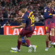 <![CDATA[ VAR reverte vermelho após entrada duríssima de Gerard Martín no At. Madrid-Barcelona e Simeone nem quis acreditar ]]>