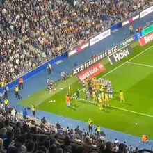 <![CDATA[ Confusão após golo do Famalicão: Sorriso festejou na direção dos adeptos do FC Porto e voaram objetos ]]>