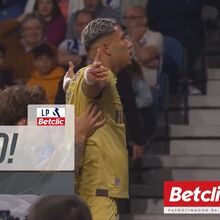 <![CDATA[ O golo do empate do Famalicão no Dragão: jogadores do FC Porto pediram falta sobre Froholdt ]]>