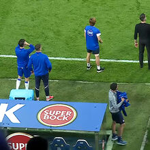 <![CDATA[ Desilusão dos jogadores do FC Porto após empate: Rodrigo Mora dá pontapé em geladeira no banco ]]>