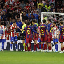 <![CDATA[ At. Madrid 'incendeia' futebol espanhol após polémica no jogo com o Barcelona: «Já não tinham analisado o lance?» ]]>