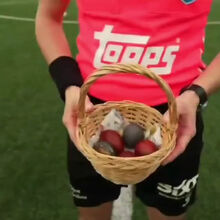 <![CDATA[ Liga da Lituânia substitui habitual moeda ao ar por uma caricata batalha de ovos durante a Páscoa ]]>