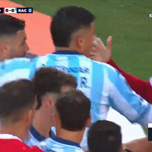 <![CDATA[ Insólito na Argentina: falhou uma 'Panenkada' e adversários... foram celebrar com ele ]]>