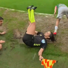 <![CDATA[ Polémica na Turquia: 'varreu' árbitra com um carrinho e nem pediu desculpa ou prestou ajuda ]]>