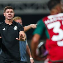 <![CDATA[ Gerrard e os 'grandes' da Arábia Saudita: no fundo da Premier e... confortavelmente melhores do que a MLS ]]>