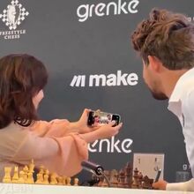 <![CDATA[ Xadrez: Magnus Carlsen aceitou tirar selfie com rival e depois... denunciou-a aos juízes ]]>