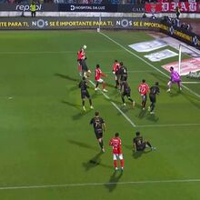 <![CDATA[ O golo de Ríos que colocou o Benfica na frente: jogadores do Casa Pia pediram falta de Schjelderup ]]>