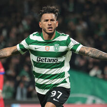 <![CDATA[ Luis Suárez encanta meio mundo e em Inglaterra deixam aviso ao Arsenal: «Está a gerar um ruído vulcânico» ]]>