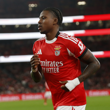 <![CDATA[ O que leva Lopes Cabral a isolar-se e quais os melhores amigos no plantel: Record levanta o véu sobre o momento do ala no Benfica ]]>