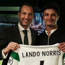 <![CDATA[ Norris em Alvalade: campeão do mundo de F1 assistiu ao Sporting-Arsenal e recebeu um presente de Varandas ]]>