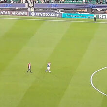 <![CDATA[ Gyökeres deu volta ao relvado de Alvalade no final e foi aplaudido pelos adeptos do Sporting ]]>