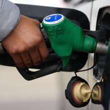 <![CDATA[ Petróleo cai mais de 15% para abaixo dos 100 dólares após anúncio de cessar-fogo ]]>