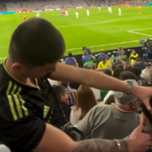 <![CDATA[ Nunca visto: adepto do Real Madrid corta cabelo durante o jogo com o Bayern Munique... nas bancadas do Bernabeu ]]>