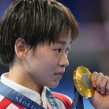 <![CDATA[ China investiga assédio digital contra campeã olímpica nos saltos para a água ]]>