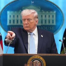 <![CDATA[ Irão: Trump ameaça ofensiva 