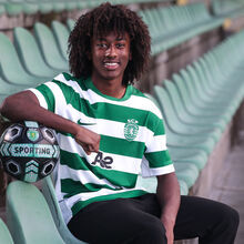 <![CDATA[ Médio de 17 anos assina contrato profissional com o Sporting e destaca 