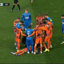 <![CDATA[ Imagens chocantes: jogador do Shakhtar ficou imóvel após choque no pescoço ]]>