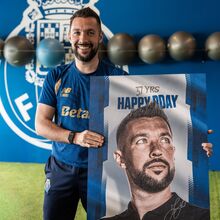 <![CDATA[ Plantel do FC Porto cantou os parabéns a Francesco Farioli ]]>