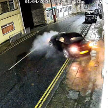 <![CDATA[ Carro de luxo despista-se, faz um pião e embate contra casa no Reino Unido  ]]>