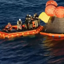 <![CDATA[ O momento em que os quatro astronautas da Artemis II são vistos pela primeira vez ao regressar à Terra ]]>