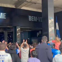 <![CDATA[ Centenas de adeptos na partida do FC Porto para Lisboa com pedidos de campeão ]]>