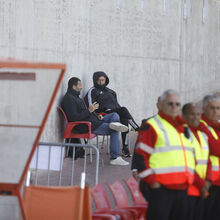 <![CDATA[ José Mourinho espreita miúdos: treinador do Benfica assiste ao jogo da equipa B ]]>