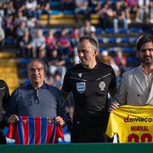 <![CDATA[ João Pinheiro recebe camisolas de Felgueiras e Paços de Ferreira ]]>