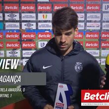 <![CDATA[ Daniel Bragança queixava-se do vento e... painel publicitário caiu atrás de si ]]>