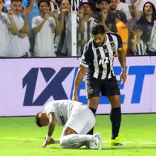 <![CDATA[ Entrada dura de Hulk sobre Neymar enfureceu adeptos do Santos  ]]>