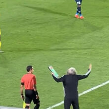 <![CDATA[ Jorge Jesus a dar show: dos estranhos gestos à peculiar forma de 'conversar' com Brozovic ]]>