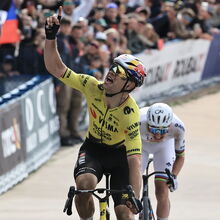 <![CDATA[ Van Aert dedica vitória a colega que morreu na Paris-Roubaix: «Sempre quis ganhar aqui e apontar para ele» ]]>